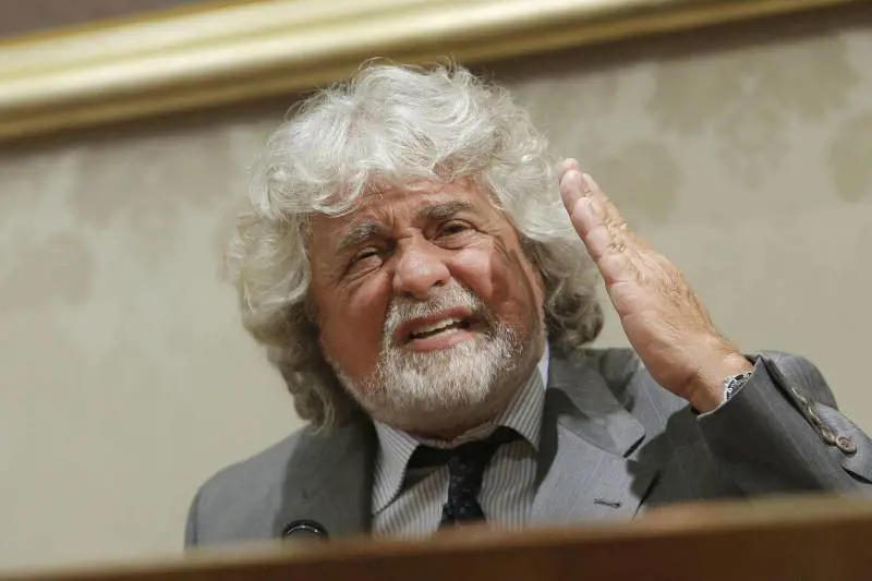 I grillini difendono la casta: "No al taglio della pensione" 