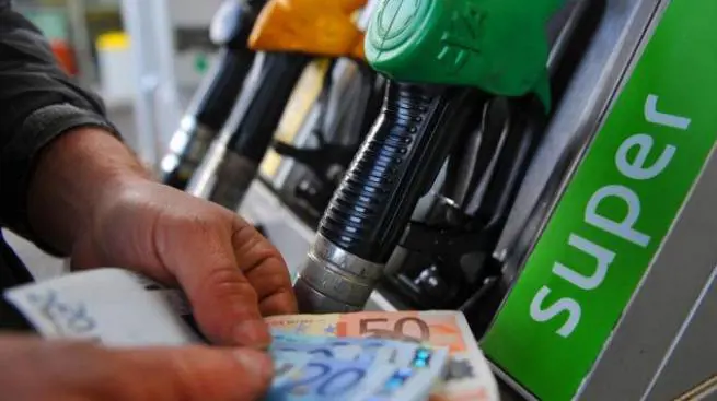 Carburanti, per la prima volta da fine agosto torna il segno "più": cosa succede