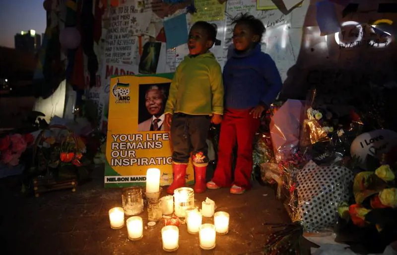 Messaggi davanti all'ospedale di Pretoria, dove Mandela è ricoverato