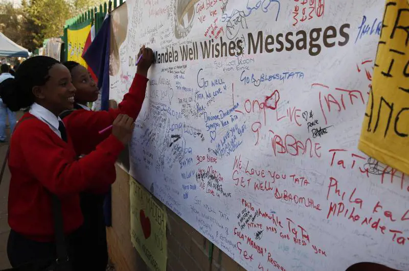 Messaggi davanti all'ospedale di Pretoria, dove Mandela è ricoverato