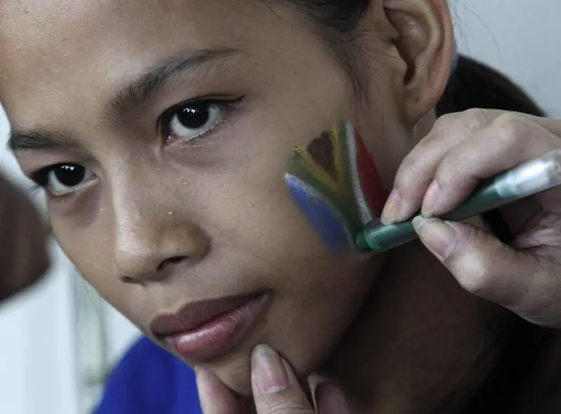 Filippine, anche così - con i colori sudafricani in volto - si ricorda Mandela