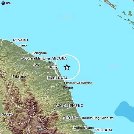 Marche, terremoto di magnitudo 4.9. La gente passa la notte in strada