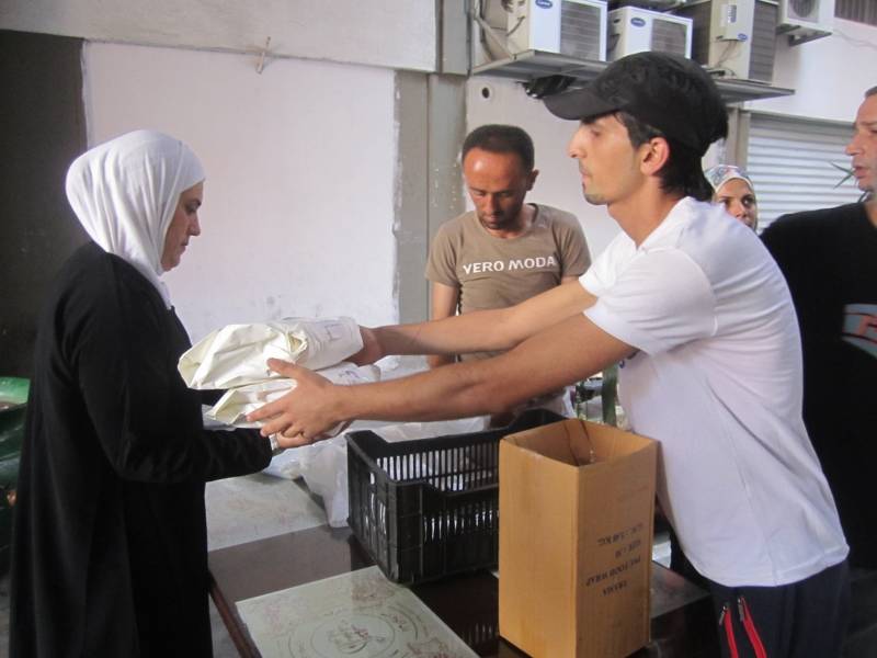 Distribuzione di cibo ai rifugiati a Tripoli (Libano) durante il ramadan