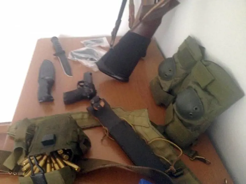 L'arsenale sequestrato all'aggressore