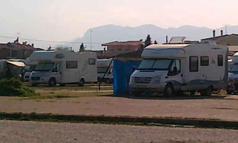 I greci in ginocchio si rifugiano nella favela