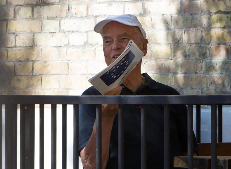 Erich Priebke passeggia nel giardino sotto casa a Roma
