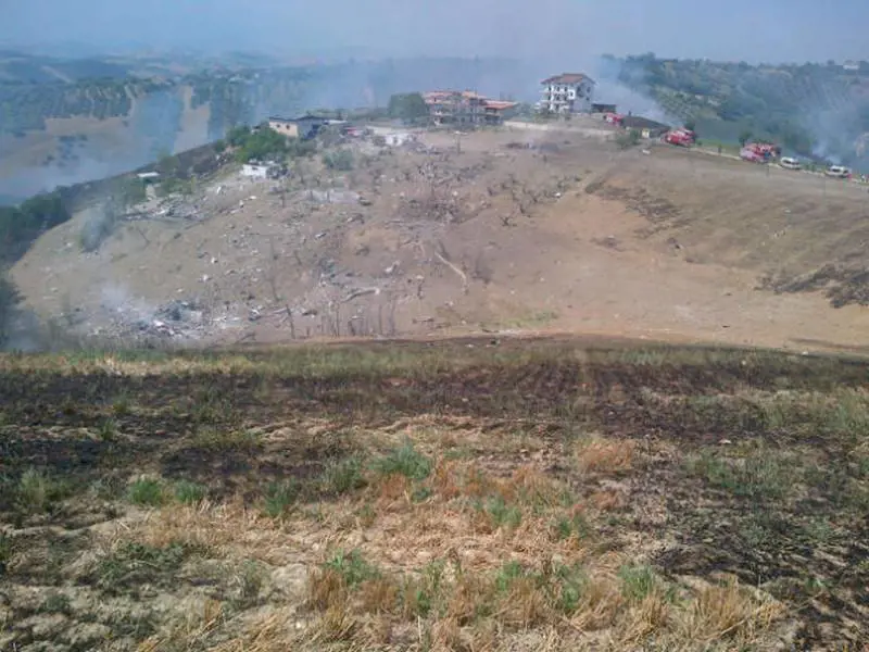 Pescara, esplode deposito fuochi d'artificio: un morto, 8 feriti, 3 dispersi