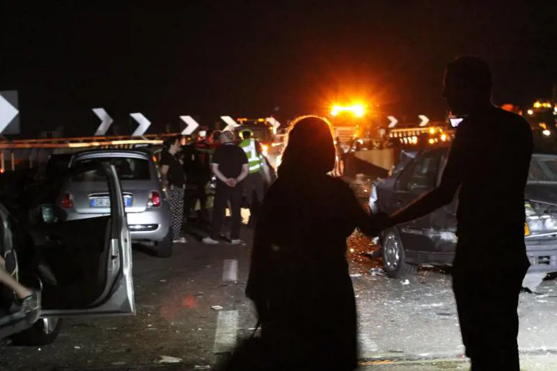 Irpinia, pullman precipita da un viadotto: 38 morti, 10 feriti