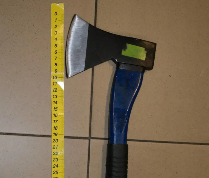 Si vendica dei vicini ferendoli con l'ascia