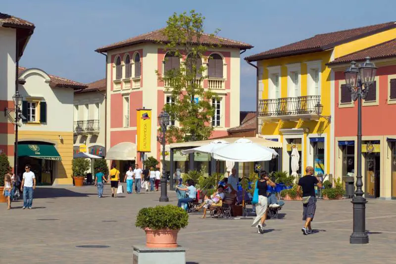 Shopping e preghiera. Una tenda-moschea all'outlet di Serravalle