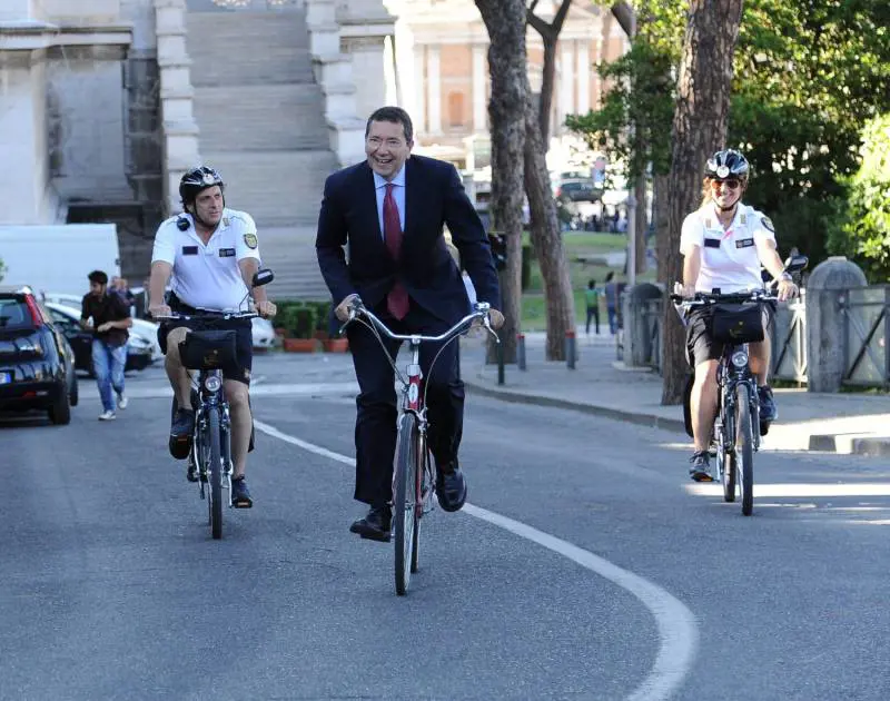 Ignazio Marino mentre arriva in Campidoglio