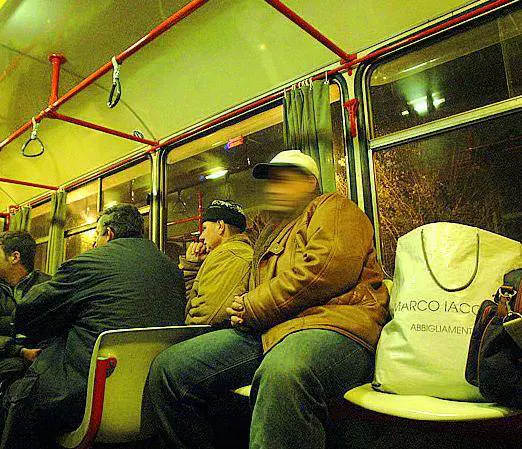 Rissa con il coltello, paura sul busUn dominicano è stato disarmato da due passeggeri