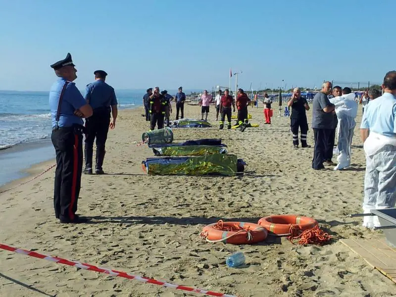 I cadaveri degli immigrati sulla battigia del lungomare Plaia a Catania