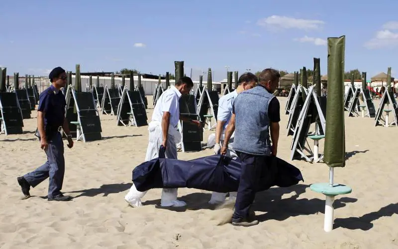 La polizia rimuove i cadaveri degli immigrati morti a Catania