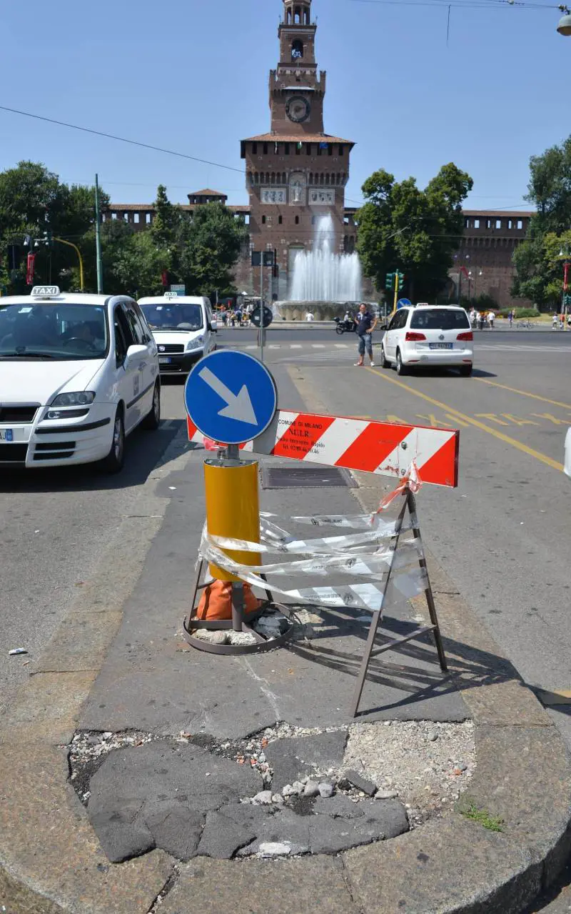 In taxi, tra colonnine e cartelli "pazzi"