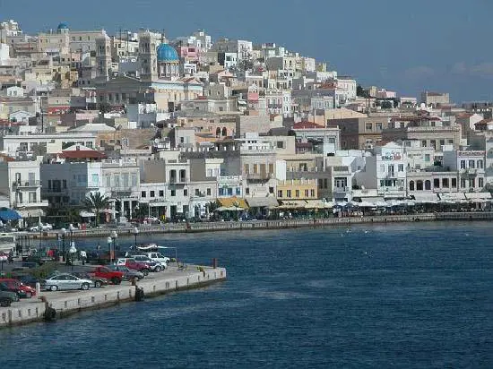Mykonos, muore 22enne italiana. Strangolata dal foulard su un quad