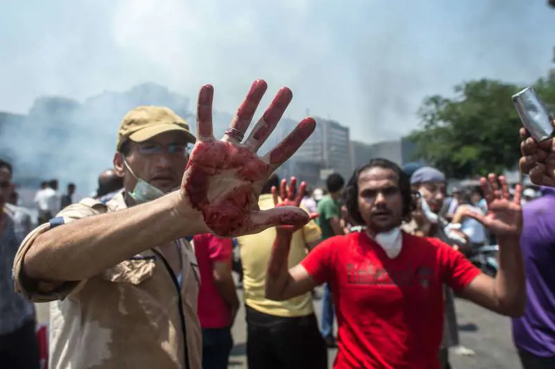 Egitto, l'esercito sgombera i campi pro Morsi. Ed è una carneficina