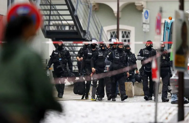 Germania, uomini in ostaggio nel Comune che attende la Merkel