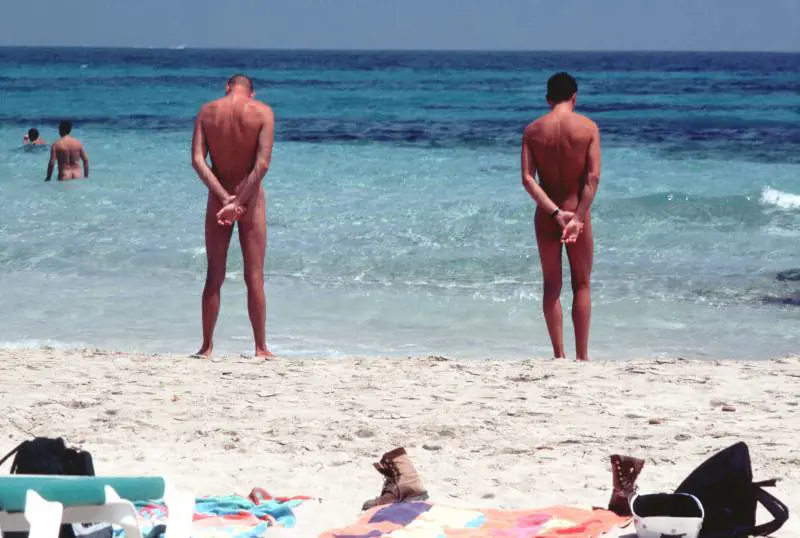 Aiuto, la mia spiaggia è stata invasa dagli avvocati nudisti