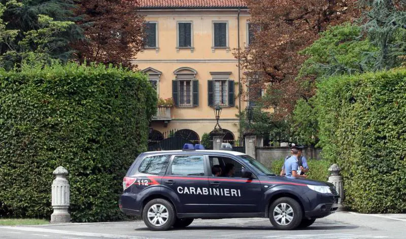 "La banca mi ha tolto il credito". E si dà fuoco davanti alla villa del Cav