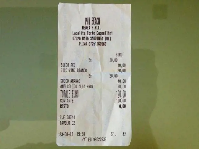 Sardegna, 4 succhi di frutta e un bicchiere di vino a 120 euro
