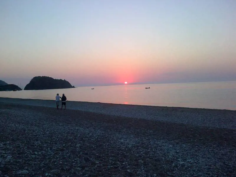 Quando Soner va sulla spiaggia di Çirali alle 5 del mattino