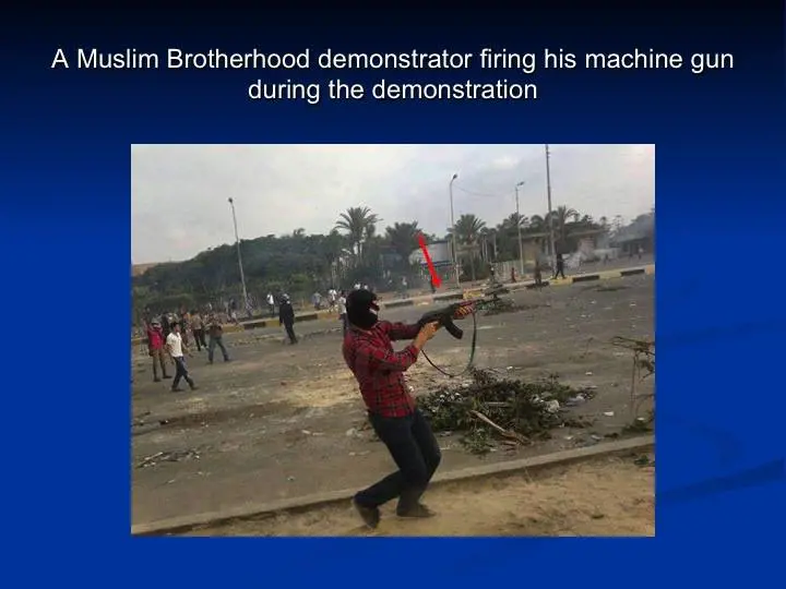 Durante le manifestazioni «pacifiche» contro l’esercito al Cairo, ci sono esponenti della Fratellanza musulmana armati mescolati tra la folla