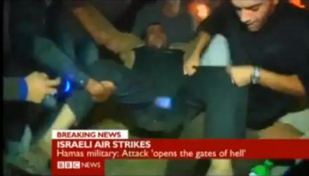 Nel primo fermo immagine della Bbc si vede un uomo ferito e portato via. Pochi istanti dopo l’uomo, con indosso la stessa giacca, riappare in piedi