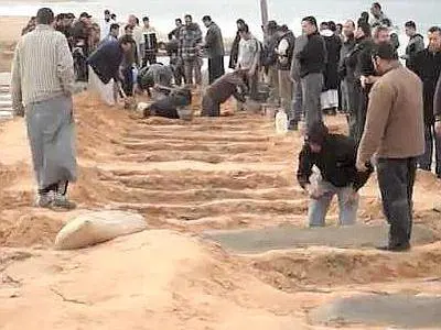 Le foto di fosse comuni a Tripoli fecero il giro del mondo. Da altre inquadrature si scoprì che non si trattava di fosse anonime ma di nuove tombe nel cimitero cittadino