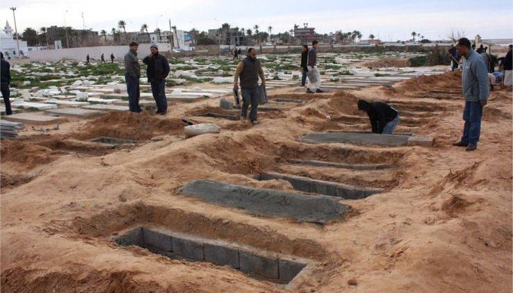 Le foto di fosse comuni a Tripoli fecero il giro del mondo. Da altre inquadrature si scoprì che non si trattava di fosse anonime ma di nuove tombe nel cimitero cittadino
