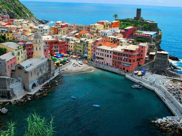 Ladri alle Cinque Terre Turisti predatori di uva Un vademecum li educa