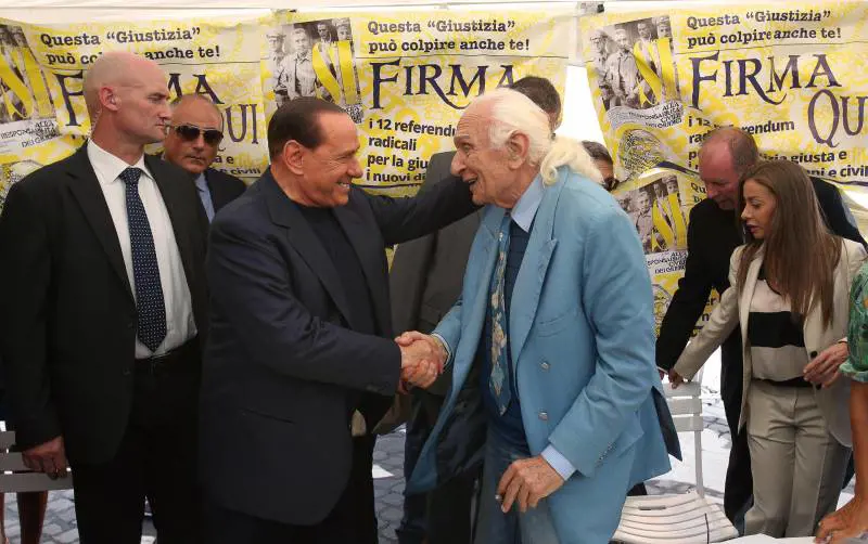 Berlusconi firma i referendum E tiene il governo sulla corda