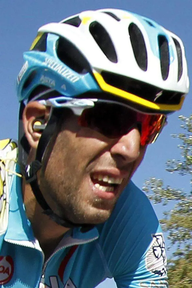 Nibali punto da un'ape ma vola in rosso