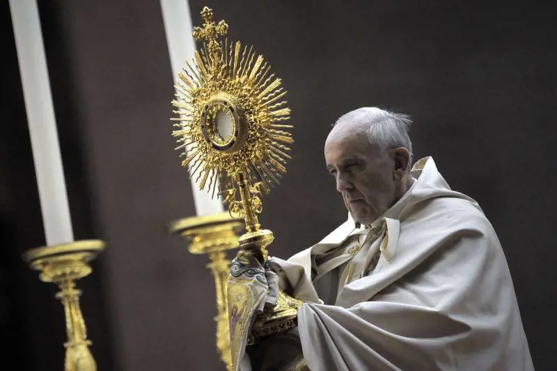 Il papa contro tutte le guerre: "Si fanno per vendere le armi"