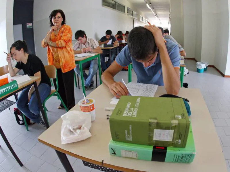 Decreto scuola, sì del governo: assunzioni e libri meno costosi