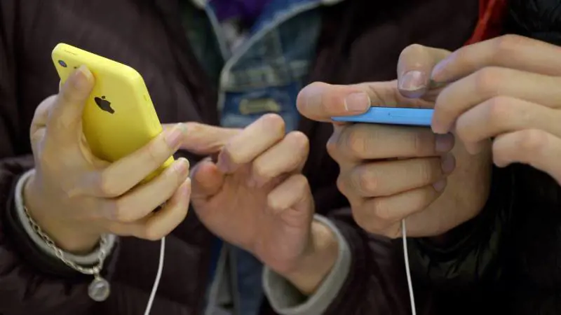 I nuovi iPhone nei negozi: subito a ruba il modello oro
