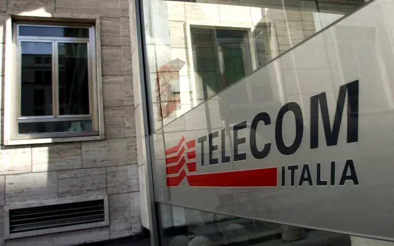 Consumatori sul piede di guerra: "Fermare la svendita di Telecom"