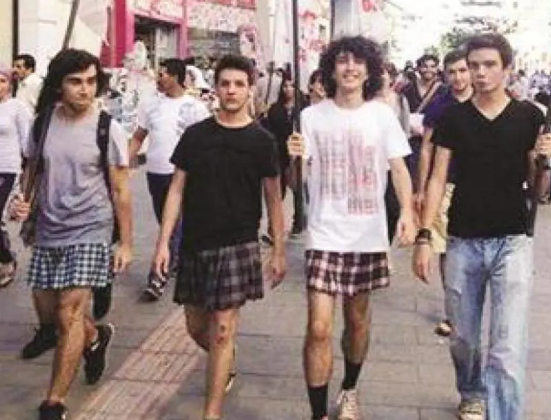 LA PROTESTAMaschi in gonna contro il divieto «islamista» in Turchia