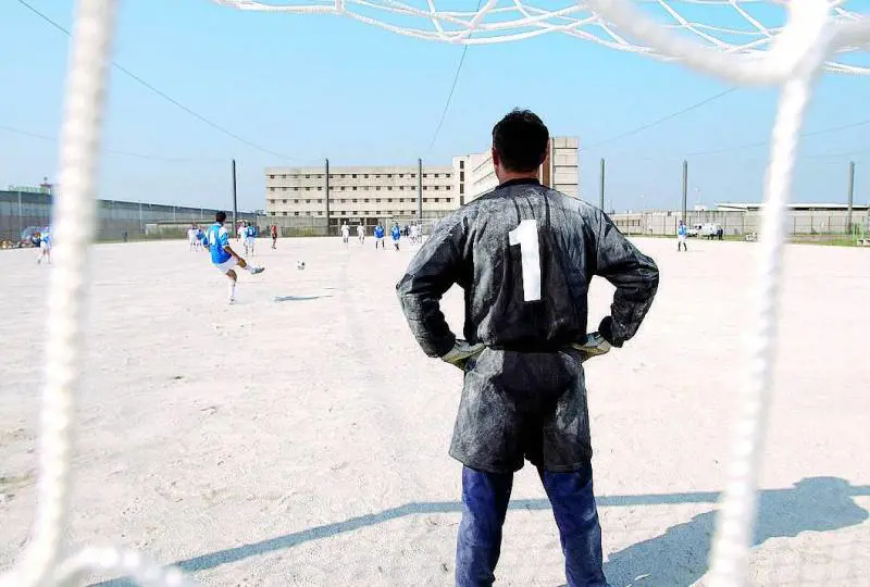 Sfida a Bollate, un calcio alla violenza