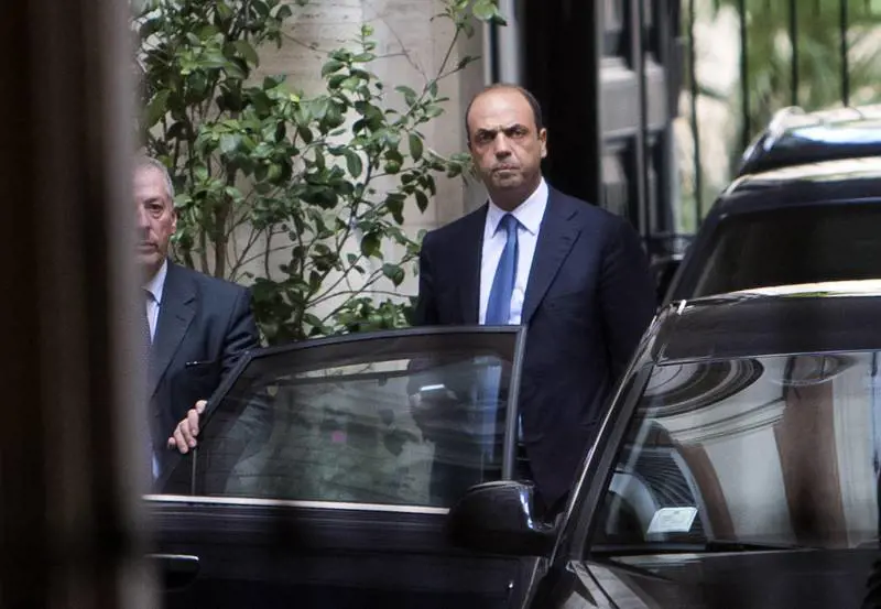 Alfano ha deciso di tradire: Pdl sull'orlo della scissione
