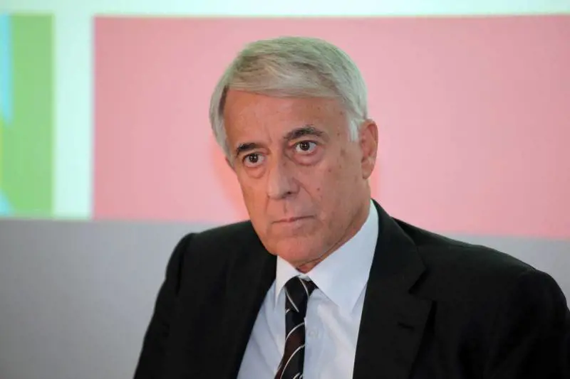 E Pisapia dà ospitalità a due gruppi da lista nera