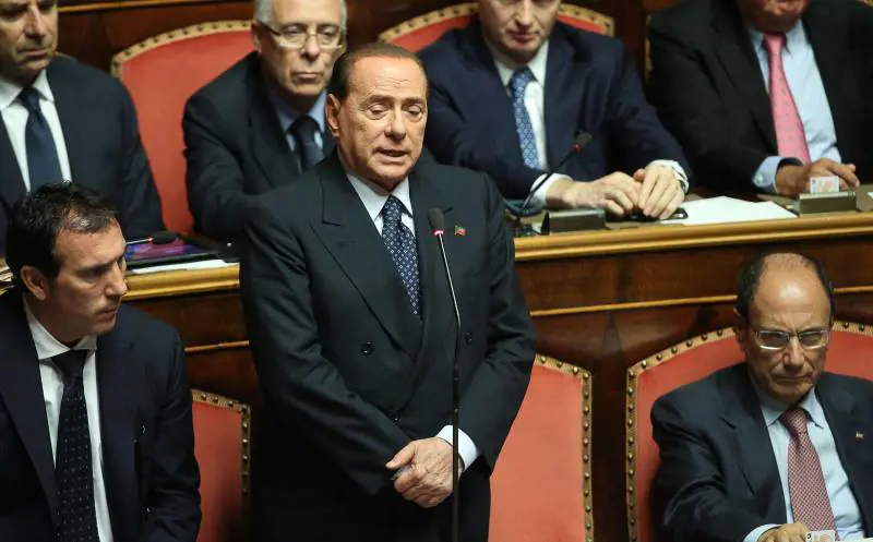Il Cav: "Votiamo la fiducia a Letta". Ma ora il Pd vuole un'altra maggioranza