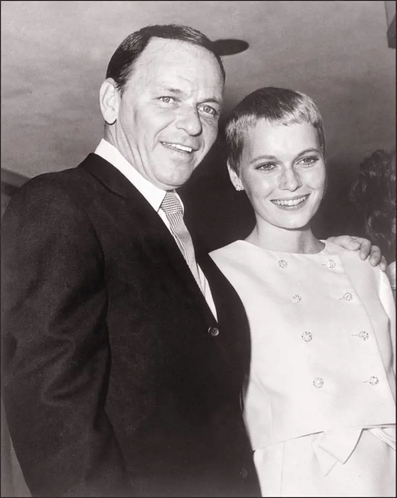 Mia Farrow a Woody Allen: "Forse Ronan non è figlio tuo ma di Frank Sinatra"