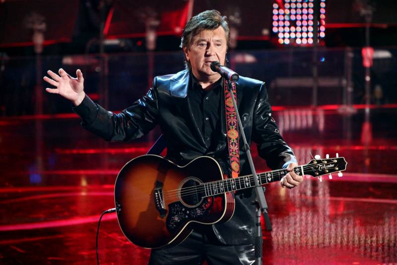 Paura per Bobby Solo. Si accascia sul palco durante il concerto: come sta 