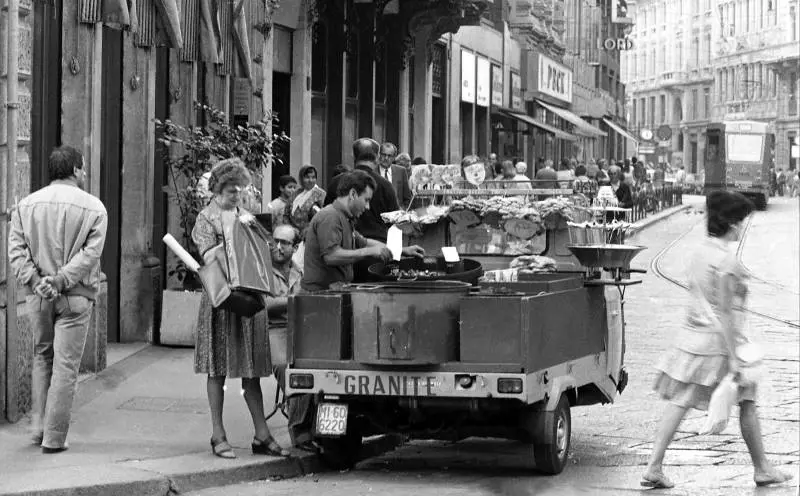 Piazza Duomo, via i caldarrostai: il Comune fa spazio agli abusivi