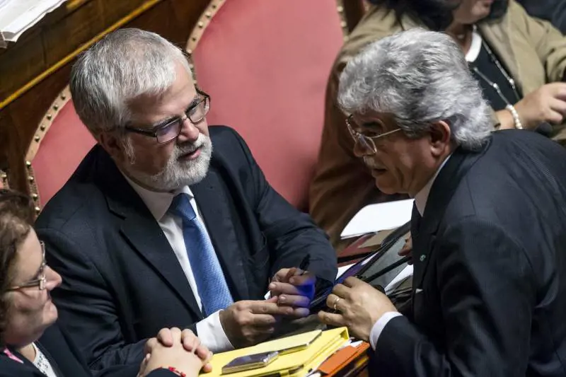 Orellana salva il governo. I suoi ex compagni grillini: "Verme, che schifo di uomo"