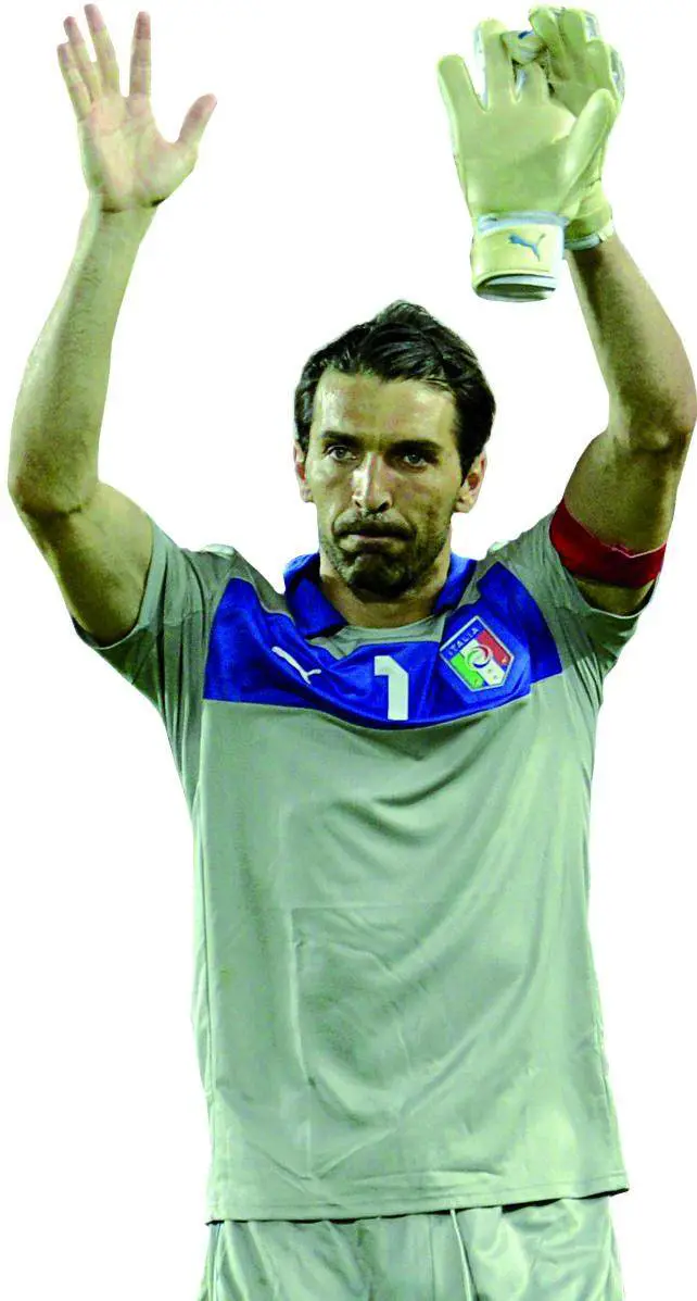 Buffon non si discute, si ama ma i difensori sono gruviera
