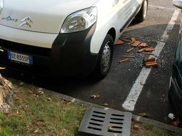 I suoi clienti si annoiano? Il proprietario del ristorante fa sfasciare la sua auto