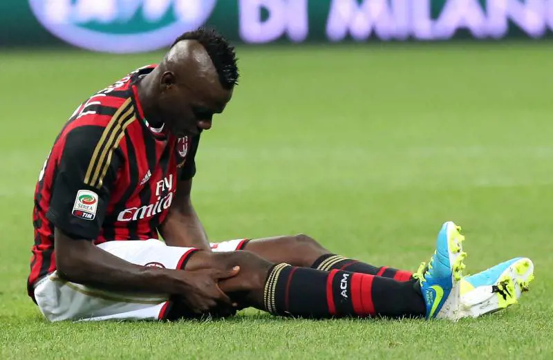 L'attaccante del Milan Mario Balotelli a terra dopo un contrasto