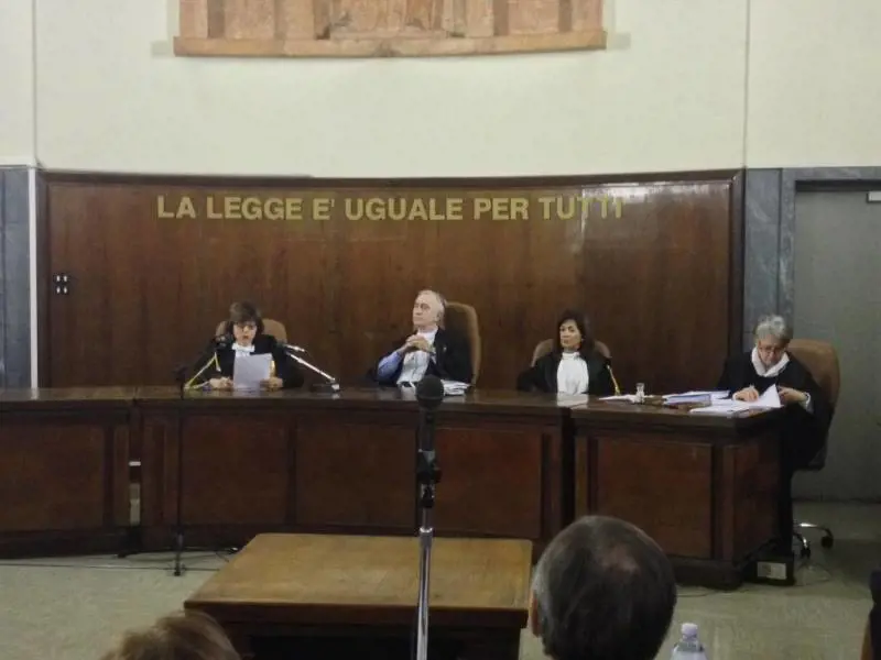 Berlusconi interdetto per 2 anni: ora puntano a "sloggiarlo" entro primavera